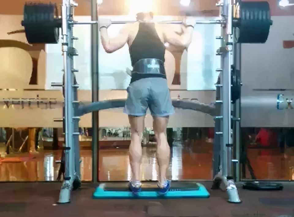 史密斯机优缺点分析_史密斯综合训练器_史密斯机训练动作