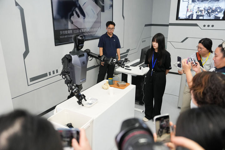 北京人形机器人运动会_北京综合训练器专卖_北京机器人产业发展