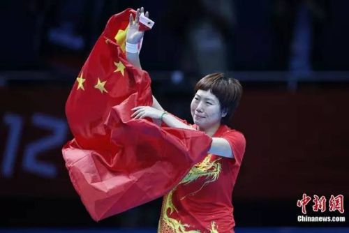 2012年8月1日，伦敦奥运会乒乓球女子单打决赛举行，中国选手李晓霞在比赛中击败队友丁宁，最终摘得金牌，盛佳鹏记者进行了拍摄。