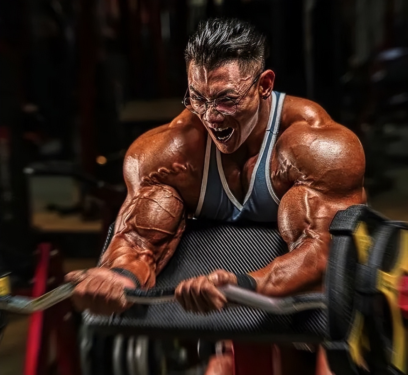 如何选择适合自己的健身运动手套_健身手套紧的好处_健身戴手套的优缺点