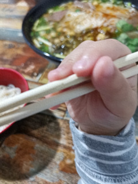 儿童用筷子的正确方法_筷子断了的原因_用练习筷来夹黄豆