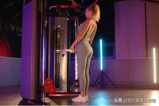 综合训练器 健身_史密斯深蹲机使用方法_健身房常见设备种类